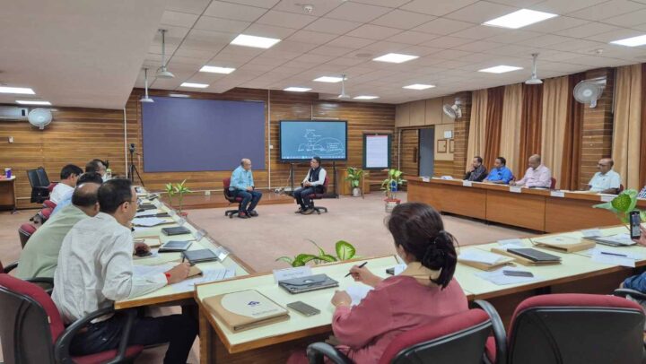 Executives participating in a leadership conversation session during a corporate development workshop by DimenZion3.